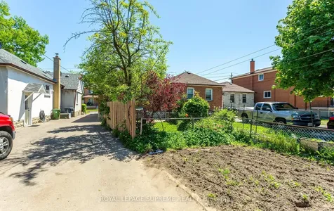16 East Drive Toronto ON M6N 2N7