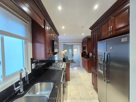 574 Galloway Crescent Mississauga ON L5C 4G6