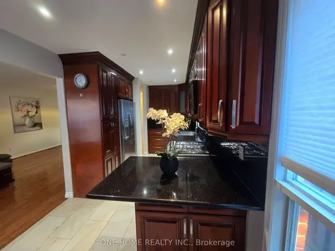 574 Galloway Crescent Mississauga ON L5C 4G6