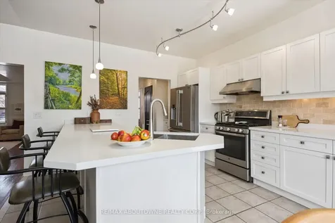 2484 Capilano Crescent Oakville ON L6H 6L4