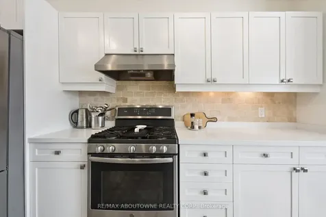 2484 Capilano Crescent Oakville ON L6H 6L4