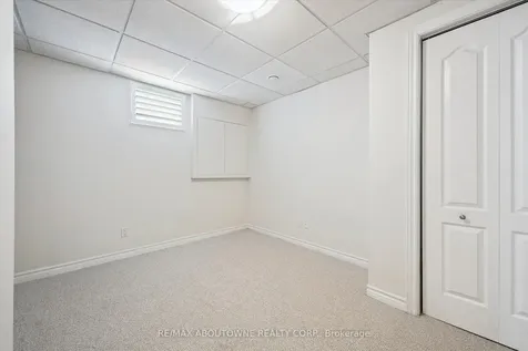 2484 Capilano Crescent Oakville ON L6H 6L4
