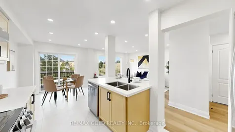 9 Edgewater Court Brampton ON L6R 0W8