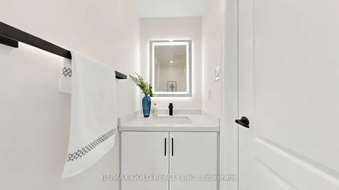 9 Edgewater Court Brampton ON L6R 0W8