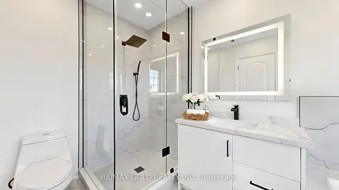 9 Edgewater Court Brampton ON L6R 0W8