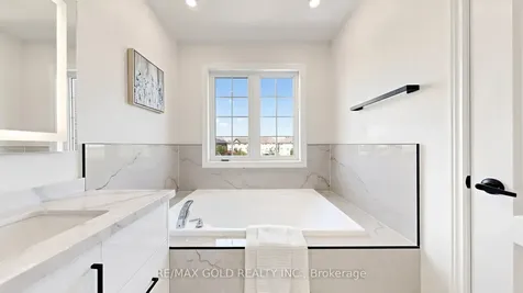 9 Edgewater Court Brampton ON L6R 0W8