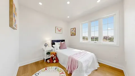 9 Edgewater Court Brampton ON L6R 0W8