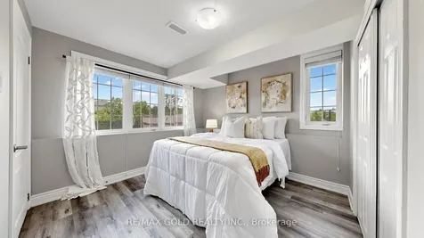 9 Edgewater Court Brampton ON L6R 0W8
