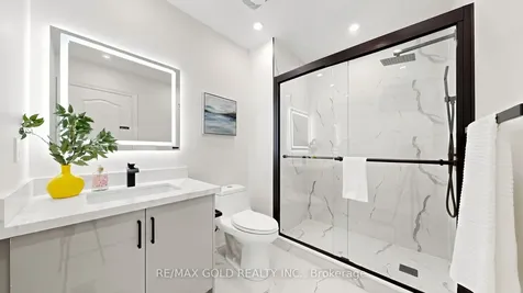 9 Edgewater Court Brampton ON L6R 0W8