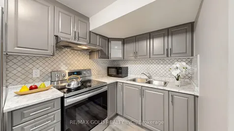 9 Edgewater Court Brampton ON L6R 0W8