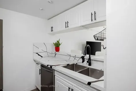 880 Dundas Street W Mississauga ON L5C 4H3