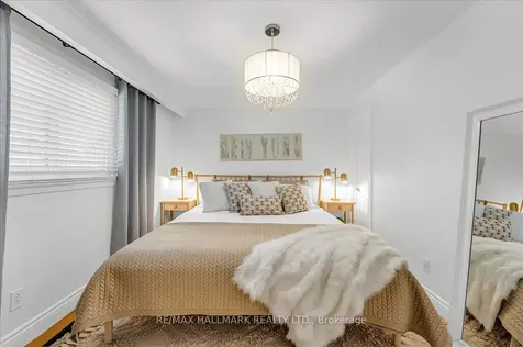 370 Dunlop Crescent Burlington ON L7L 3N7