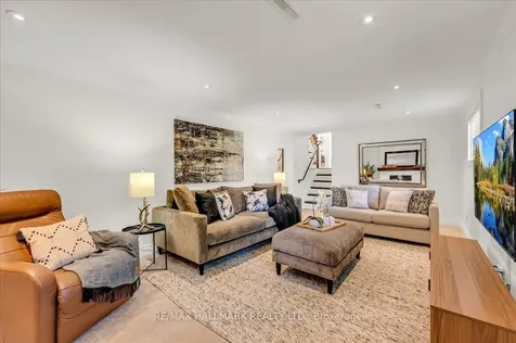 370 Dunlop Crescent Burlington ON L7L 3N7