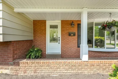 370 Dunlop Crescent Burlington ON L7L 3N7