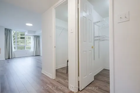 156 Enfield Place Mississauga ON L5B 4L8