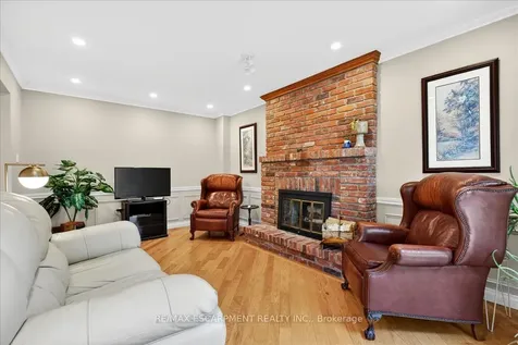 799 Hawkins Crescent Burlington ON L7S 2C2