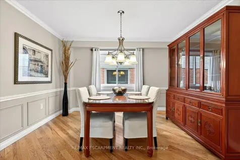 799 Hawkins Crescent Burlington ON L7S 2C2