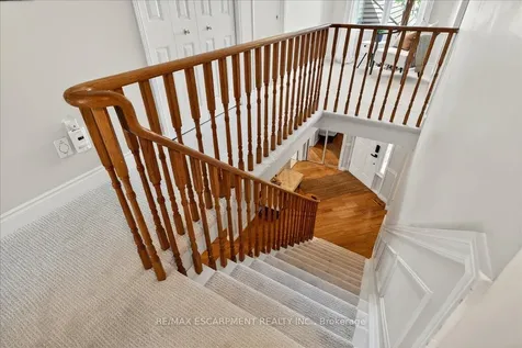 799 Hawkins Crescent Burlington ON L7S 2C2