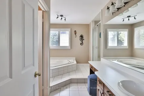 4184 Millcroft Park Drive Burlington ON L7M 3V3