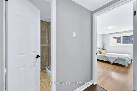2504 Glamworth Crescent Mississauga ON L5K 1G3