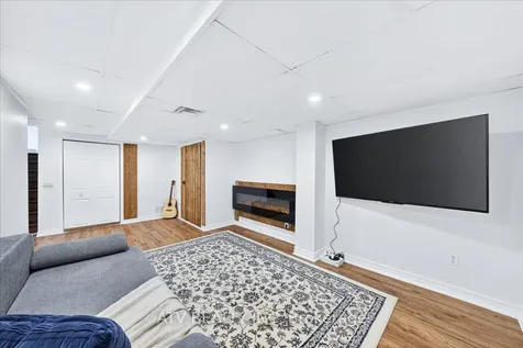 2504 Glamworth Crescent Mississauga ON L5K 1G3