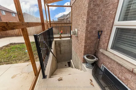 19 Vintage Gate Brampton ON L6X 4C4