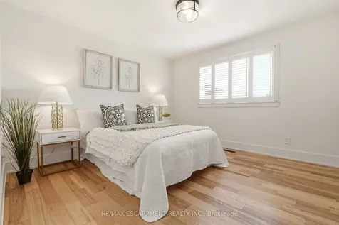 2347 Tweedsmuir Court Burlington ON L7P 4K9