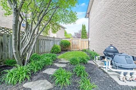 16 Cotswold Court Halton Hills ON L7G 5E5