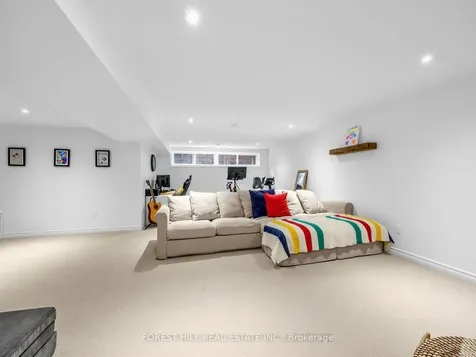 4243 Thom Gardens Mississauga ON L5L 2B4
