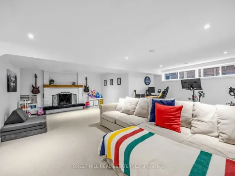 4243 Thom Gardens Mississauga ON L5L 2B4