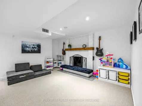 4243 Thom Gardens Mississauga ON L5L 2B4