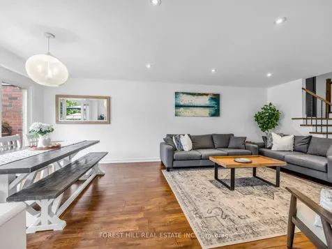 4243 Thom Gardens Mississauga ON L5L 2B4