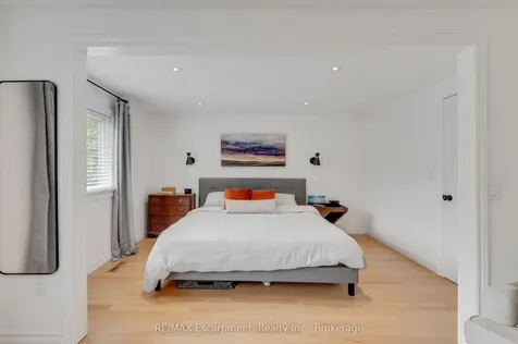 2411 Sovereign Street Oakville ON L6L 1M1