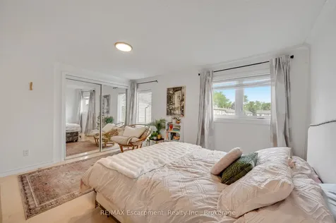 2411 Sovereign Street Oakville ON L6L 1M1