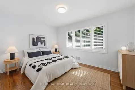 1586 Rometown Drive Mississauga ON L5E 2V1