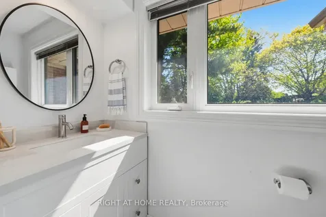 1586 Rometown Drive Mississauga ON L5E 2V1
