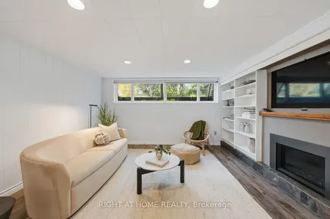 1586 Rometown Drive Mississauga ON L5E 2V1