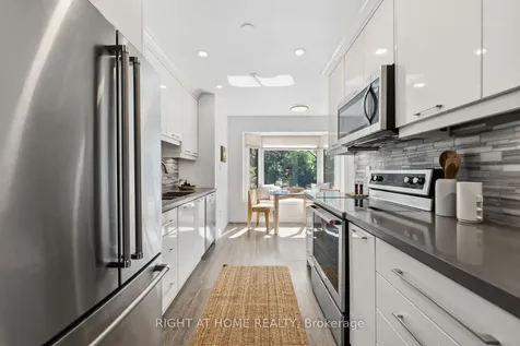 1586 Rometown Drive Mississauga ON L5E 2V1