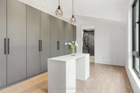 1435 Applewood Road Mississauga ON L5E 2L9