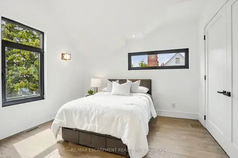 1435 Applewood Road Mississauga ON L5E 2L9