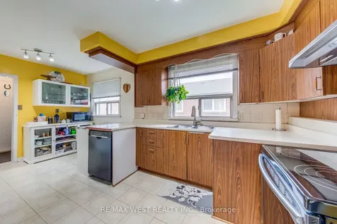65 North Park Drive Toronto ON M6L 1K4
