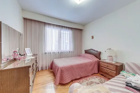 22 Norgrove Crescent Toronto ON M9P 3C6