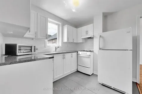 119 Essex Street W Toronto ON M6G 1T4