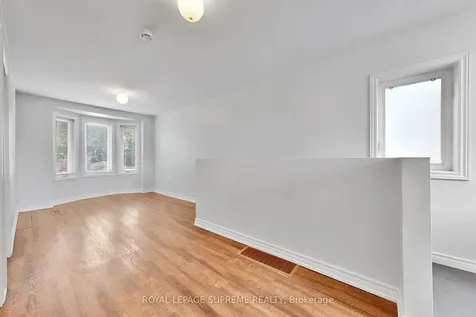 119 Essex Street W Toronto ON M6G 1T4