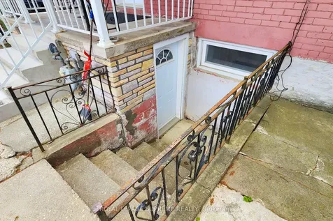 119 Essex Street W Toronto ON M6G 1T4