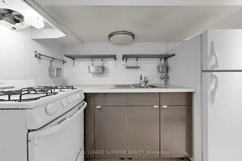 119 Essex Street W Toronto ON M6G 1T4