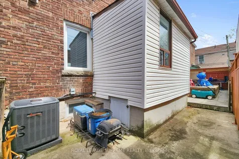 119 Essex Street W Toronto ON M6G 1T4
