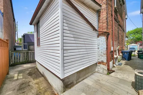 119 Essex Street W Toronto ON M6G 1T4