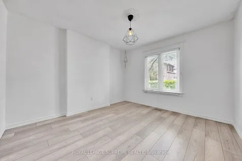119 Essex Street W Toronto ON M6G 1T4