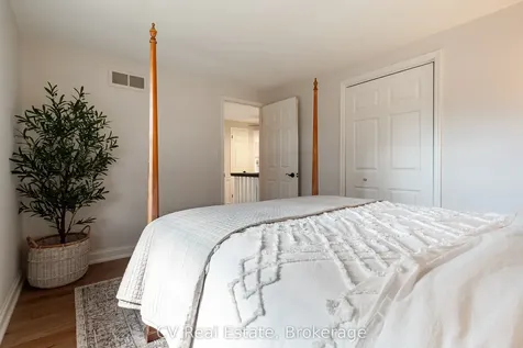 1149 Crofton Way Burlington ON L7P 3A8